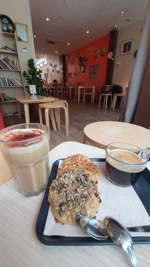 Cappuccino, Kekse, Kaffee at KA Coffee Shop in Saint-nazaire