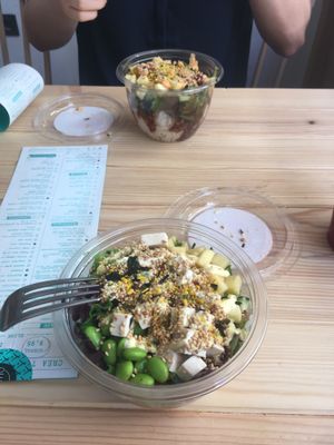 Vegan poké bowl: tofu, edamame, apple, black and brown sesame seeds, rice... at Ohana in Malaga