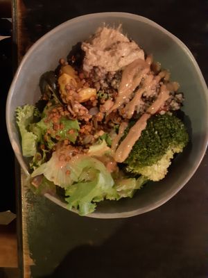 Bol brocoli,courgette,lentilles,sarrasin et houmous cacahouète. Délicieux! at Beaj Kafe in Brest