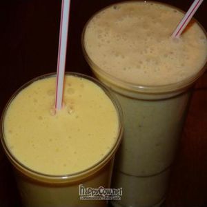 Mango-soy milk and banana-soy milk smoothies at Organic - Xucla in Barcelona