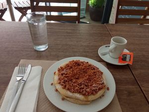 Vegan pancakes with speculoos and vegan maple syrup at Biscoito in Porto