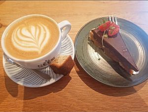 Oat mylk cappuccino and Vegan "Twix" cake at Het Koffielokaal in Hoorn