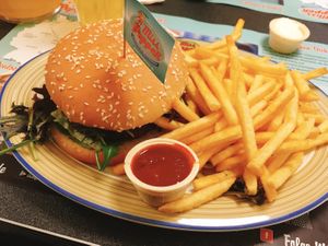 vegan black bean-quinoa burger at Miss PeppeR in Frechen