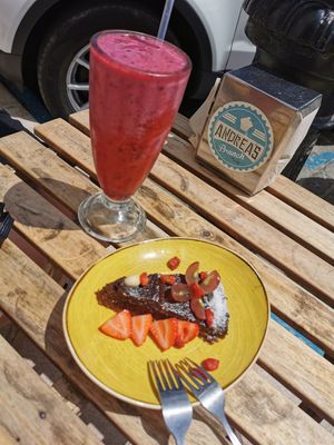 Vegan chocolate cake and smoothie with oat milk at Andrea's Brunch in Tarifa