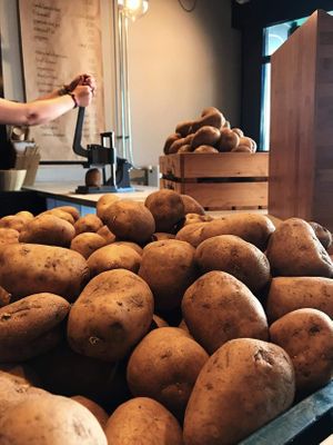 Alle patat wordt ter plekke vers bereid zonder toevoegingen at Natuurlijk Friet in Assen