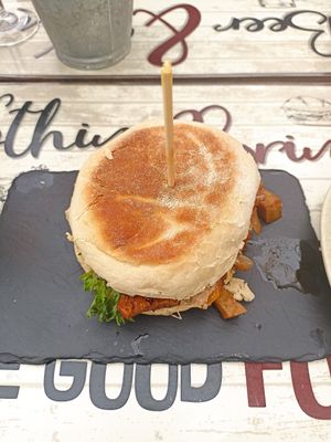Seitan with bolo do caco at Villa 6 in Sintra