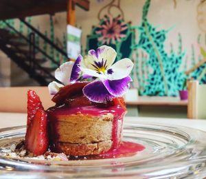 Cheesecake tomáte de árbol - Base crust de dátiles y almendaras, crema de queso de cashew y vainilla, con un delicioso dulce de tomátes de árbol y frutos rojos. at Zatua Miski in Cuenca