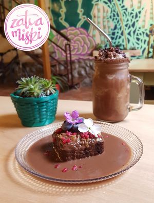 Torta brownie de chocolate acompañada de un delicioso Frozen Mokaccino ?
Todo realizado artesanalmente, con productos orgánicos y reales at Zatua Miski in Cuenca