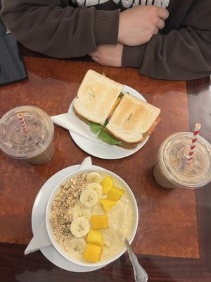 Smoothie Bowl und BLT  at Vegan Danish Bakery in Toronto