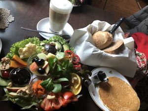 Veganes Frühstück + veganem Pancake 🥞und einem Obstsalat 🍊🍎🍇🍌🍒 #Veganuary at Cafe Fräulein Wunder in Braunschweig