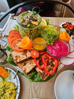 Veganes Frühstück mit Rote Beete Hummus, Erdnuss Curry Aufstrich und Salat. at Cafe Fräulein Wunder in Braunschweig