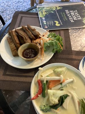 green curry + crispy chicken vegan   at Taste From Heaven in Koh Phangan