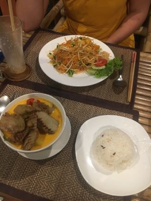 Duck red curry and pad Thai  at Taste From Heaven in Koh Phangan