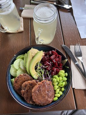Leckere vegane Bowle mit Kidneybohnenpatties  at Bauchgfui in Berchtesgaden