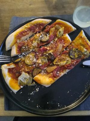 Vegan pizza with eggplant & artichoke at Lento in Hasselt