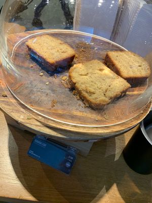 Limp banana bread - only vegan option of ~cakes - weak AF at LHR - EAT - T2 in West London