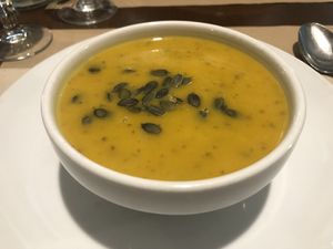 Crema de carbassa i porros amb alfàbrega  at L'Hortet in Barcelona