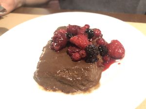 Puding de xocolata i fruits vermells  at L'Hortet in Barcelona