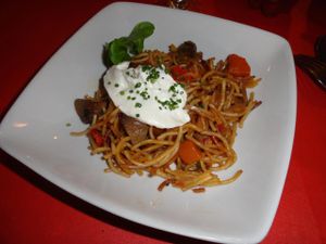 Fried spaghettis with vegan mayonnaise and vegetables at L'Hortet in Barcelona