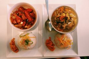 Deviled dish on the left, vegetable curry on the right at Sri Lankan Curry Bowl in Zagreb