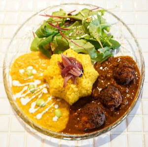 ビーガンミートボールカレーとコーンと枝豆のカレー at Vegan Cafe PQ's in Tokyo