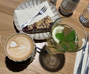 Cappuccino mit Hafermilch, Waldbeer Mohn Kuchen  at Cafe Kunst Haus in Vienna