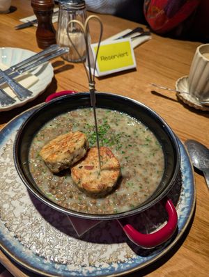 Specklinsen mit gebratenen Klösen at Cafe Kunst Haus in Vienna