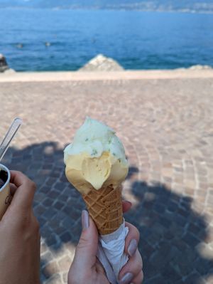 Veganes Eis und veganes Hörnchen. Mango und grüner Apfel at Miralago Bar Gelateria in Torri Del Benaco