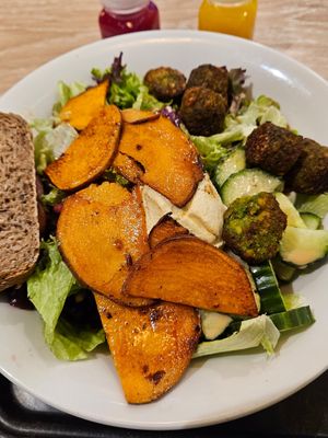 Falafel Bowl #Veganuary at Dean & David - Hauptbahnhof in Munich