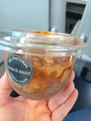 Peanut - chocolate oat pot at Dean & David - Hauptbahnhof in Munich