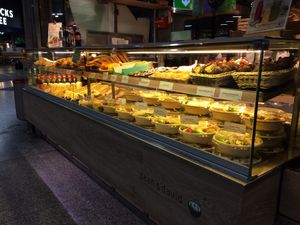 Pre-made items; stickers denote veg*n ones at Dean & David - Hauptbahnhof in Munich