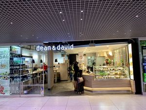 store front at Dean & David - Hauptbahnhof in Munich
