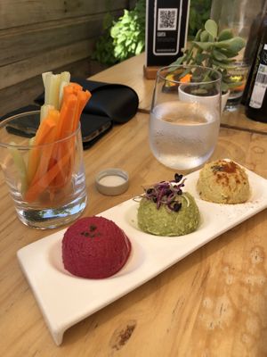 Humus amb crudités at Cor de Carxofa in Benicarlo