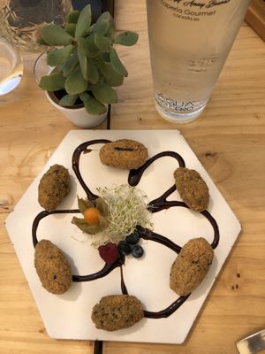 Croquetes de carxofa i de bolets i algues at Cor de Carxofa in Benicarlo