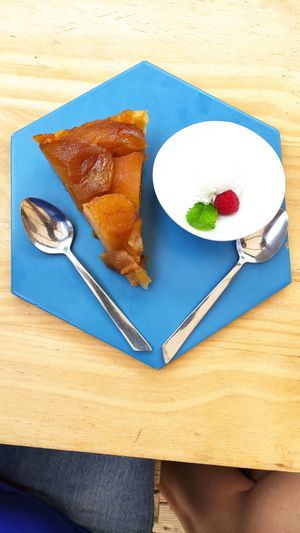 tarta de manzana at Cor de Carxofa in Benicarlo