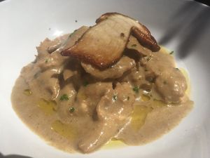 Heura con una seta enorme y salsa, riquísimo! at Cor de Carxofa in Benicarlo