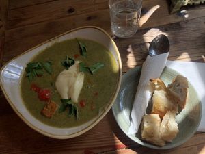 Spinach and kale soup with smoked tofu, beans and baked tomatoes + sourdough bread 😍 at Byvägen35 in Sankt Olof