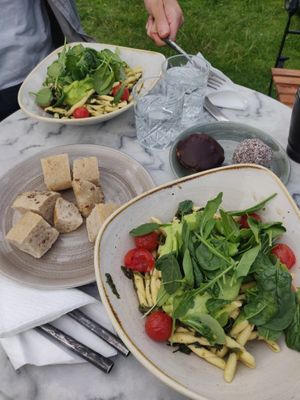 Vegan garlic spinach pasta, biskvi and bhocolate ball. AMAZING. Didnt take a pic of the breakfast buns we had but it was the best sandwich I hade in in my life.  at Byvägen35 in Sankt Olof
