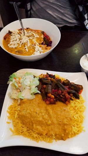 Kumpir (vegetarisch) und Reis mit Kichererbsen, Paprika, Okraschoten, Linsenmus (vegan) & Salat (leider nicht vegan) at Mr Kumpir in Wiesbaden