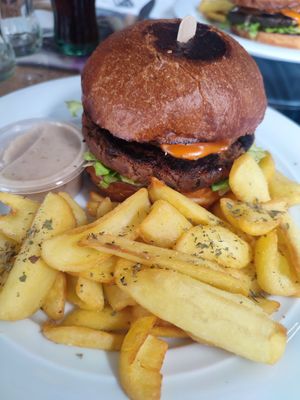 Beans, mushrooms (mushrooms/oysters/boletus), buckwheat, red pepper, garlic, walnut, sunflower seeds, soy sauce, "forest" spices, onion. With regular fries and garlic mayo on the s at Barcode Mitra in Zagreb