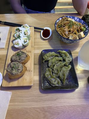 SR71 : spring au tofu fumé avocat roquette et noix tout en haut, puis G8 gunkan au caviar d’aubergine (incroyablement bon c’etait exquis!) et yakizoba aubergine (manquait de g at Sushi Kawaii in Montpellier