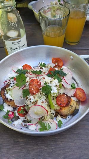 Pain perdu salé, fenouil, tomates, radis, fêta 🙌 at Villa Gypsy in Trouville-sur-mer