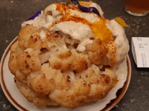 Roasted cauliflower to share / delicious, super big and filling at Honest Greens - Hortaleza in Madrid