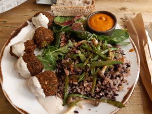 Yet another yummie vegan combo plate: falafel and rice with romesco sauce at Honest Greens - Hortaleza in Madrid