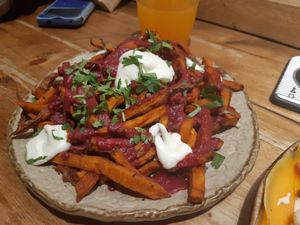 Sweet potato fries with plant-based sauces at Honest Greens - Hortaleza in Madrid