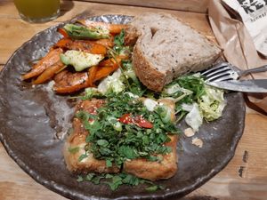 Tofu with roasted carrots, avocado and greens at Honest Greens - Hortaleza in Madrid