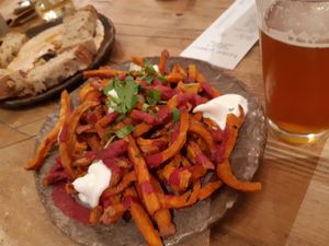 Sweet potato fries to share at Honest Greens - Hortaleza in Madrid