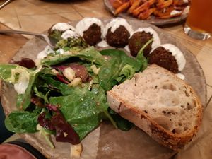Vegan platter with falafel at Honest Greens - Hortaleza in Madrid