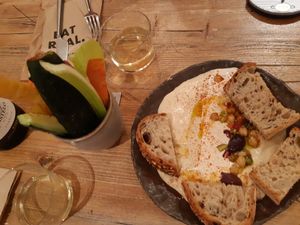 Hummus and crudités to share at Honest Greens - Hortaleza in Madrid