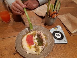 Hummus and cruditées at Honest Greens - Hortaleza in Madrid
